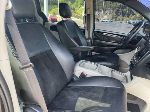 Used 2017 Dodge Grand Caravan SXT FWD image 25