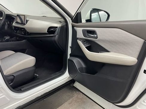 Used 2022 Nissan Rogue SV image 16