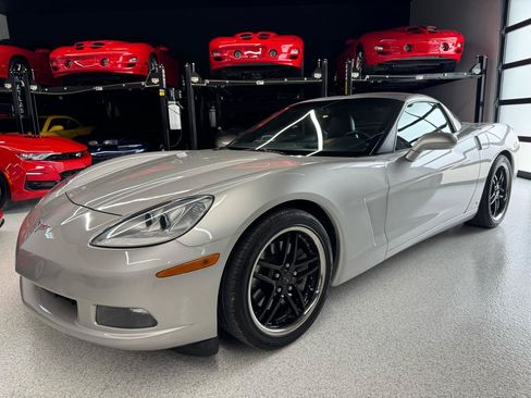 Used 2006 Chevrolet Corvette Coupe w/ Preferred Equipment Group RWD image 2