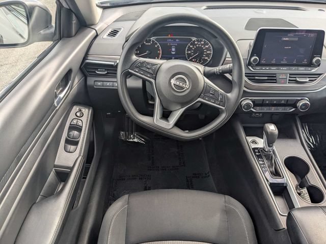 Used 2025 Nissan Altima 2.5 SV FWD image 13