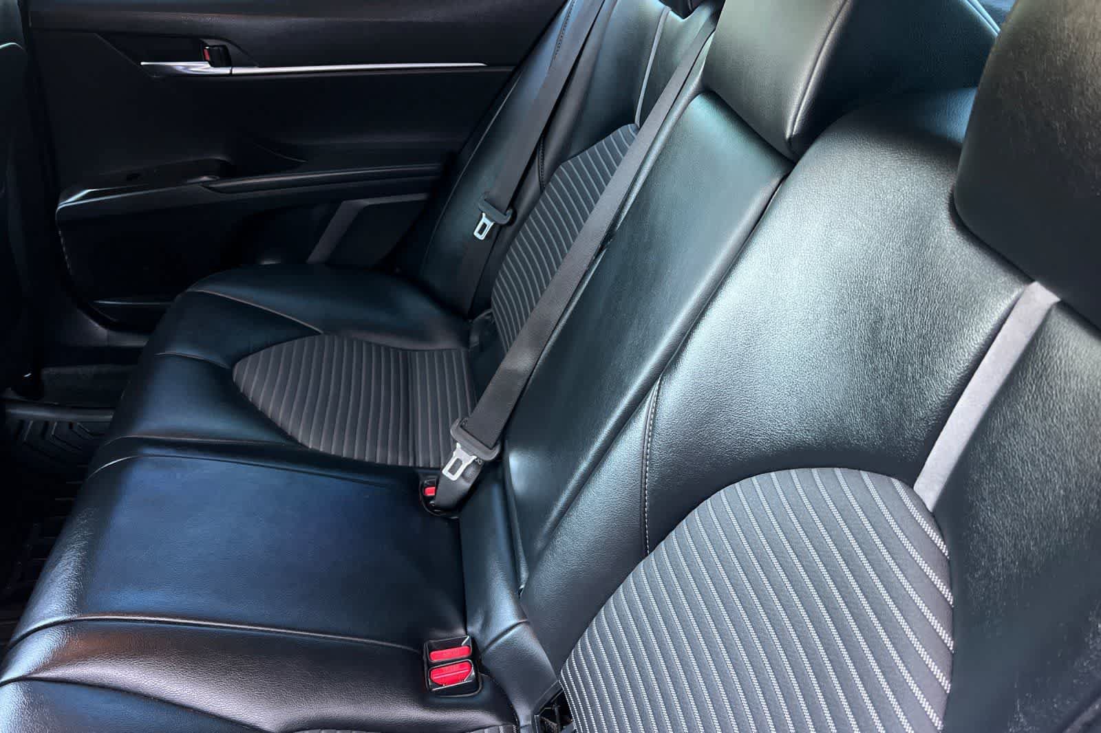 Used 2022 Toyota Camry SE w/ Cold Weather Package FWD image 4