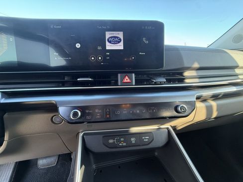 Used 2025 Kia Carnival FWD image 14