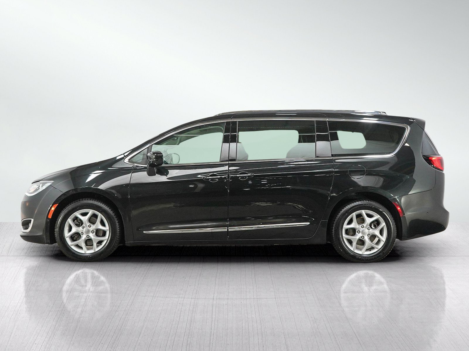 Used 2017 Chrysler Pacifica Touring-L Plus w/ Advanced Safetytec Group FWD image 2