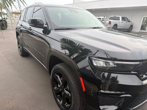 Used 2024 Jeep Grand Cherokee Limited w/ Black Appearance Package AWD/4WD image 2