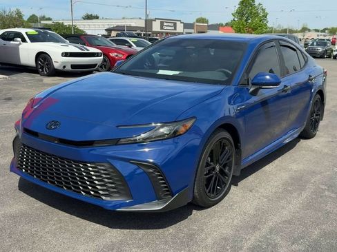 Used 2025 Toyota Camry SE w/ Convenience Package FWD image 2