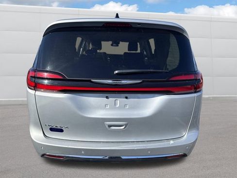 Used 2024 Chrysler Pacifica Touring-L FWD image 4