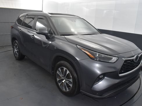 Used 2023 Toyota Highlander XLE FWD image 4