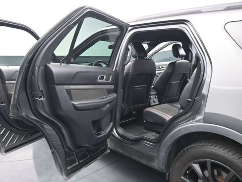 Used 2018 Ford Explorer XLT w/ Equipment Group 202A FWD image 18