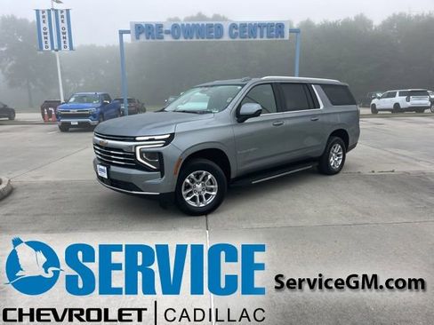 Used 2025 Chevrolet Suburban LT RWD image 1