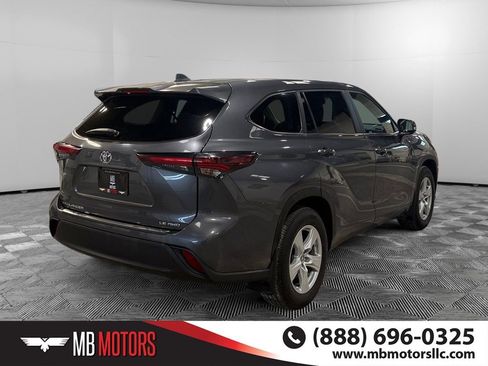 Used 2024 Toyota Highlander LE AWD/4WD image 3