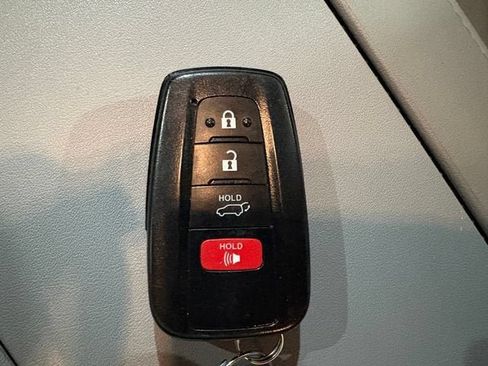 Used 2022 Toyota Highlander XLE AWD/4WD image 22