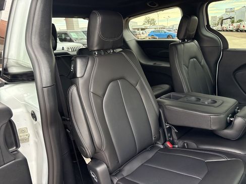 New 2026 Chrysler Pacifica Select image 20