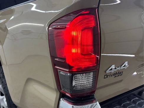 Used 2018 Toyota Tacoma SR5 AWD/4WD image 34