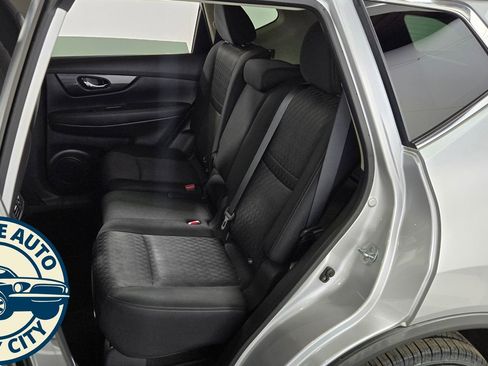 Used 2017 Nissan Rogue SV w/ SV Premium Package image 30