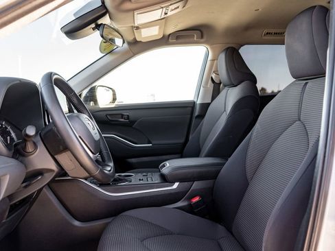 Used 2024 Toyota Highlander LE image 21