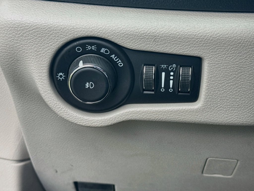 Used 2021 Chrysler Pacifica Touring FWD image 11