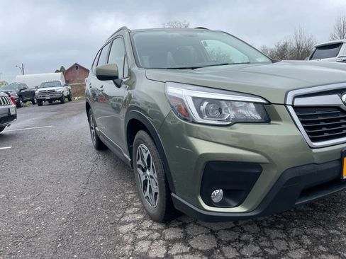 Used 2019 Subaru Forester Premium AWD/4WD image 2
