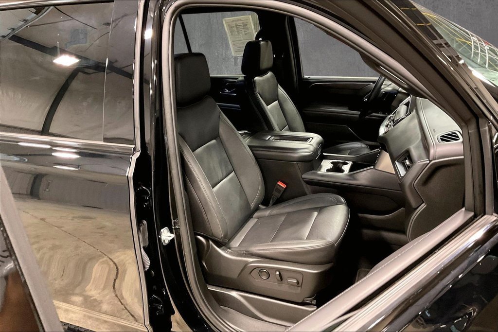 Used 2024 Chevrolet Tahoe Z71 w/ Luxury Package AWD/4WD image 30