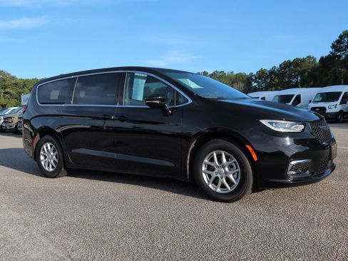 Used 2026 Chrysler Pacifica Select FWD image 2