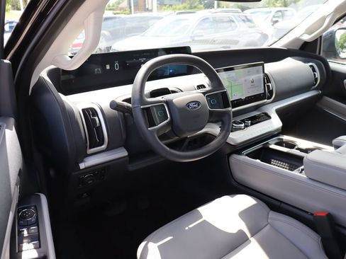 Used 2025 Ford Expedition Active AWD/4WD image 12