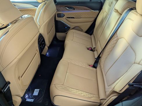 New 2025 Jeep Grand Cherokee Summit image 15