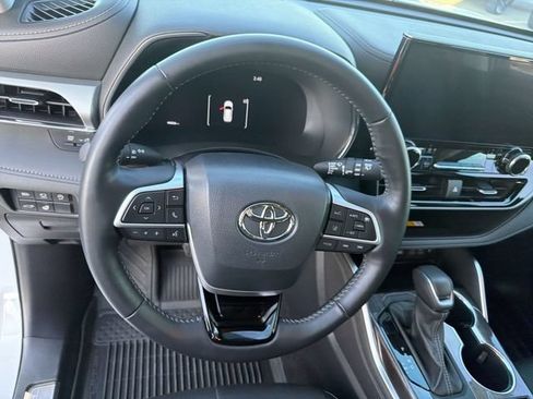Certified 2024 Toyota Highlander Platinum AWD/4WD image 16