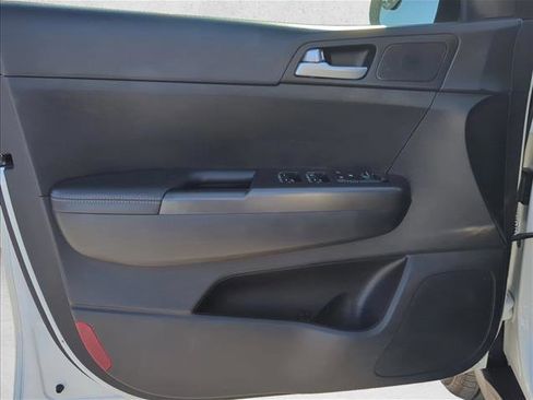 Used 2022 Kia Sportage LX image 7