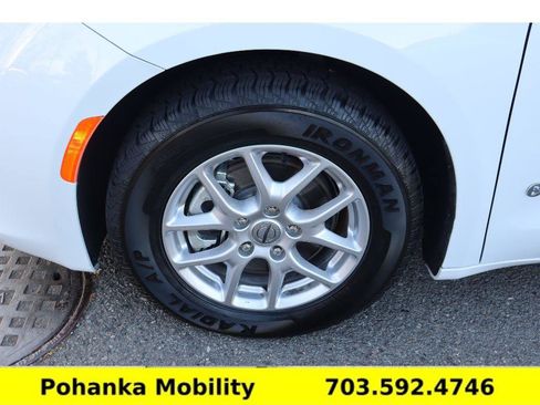 Used 2024 Chrysler Voyager LX image 32