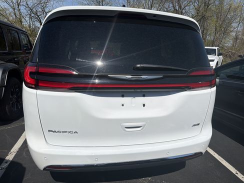 Used 2023 Chrysler Pacifica Touring-L AWD/4WD image 5