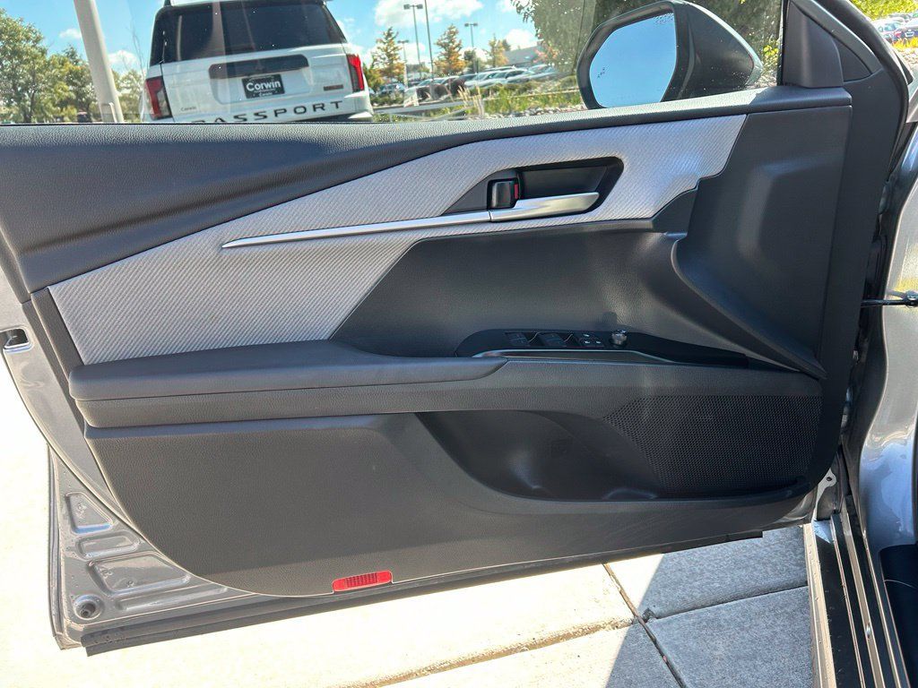 Used 2025 Toyota Camry SE AWD/4WD image 23