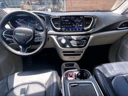 Used 2024 Chrysler Pacifica Touring-L FWD image 14
