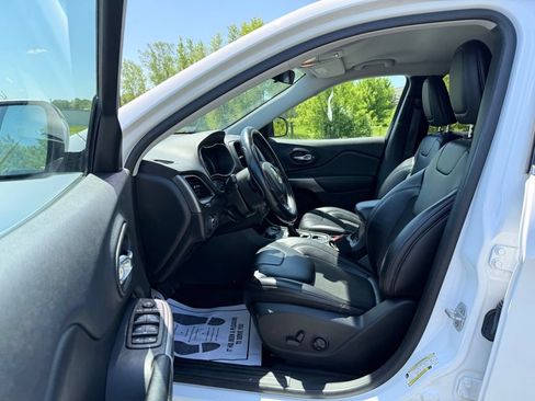 Used 2019 Jeep Cherokee Latitude Plus AWD/4WD image 20