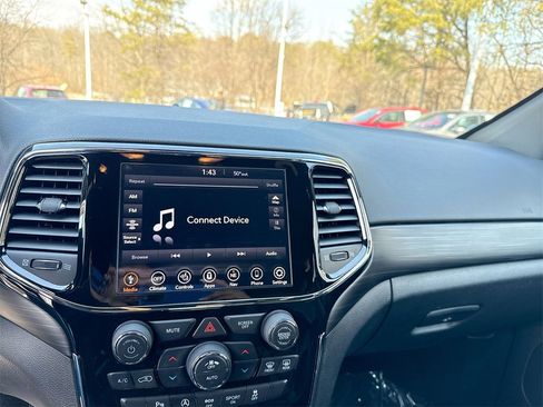 Used 2020 Jeep Grand Cherokee Altitude image 12