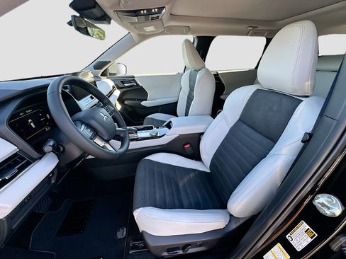 New 2025 Mitsubishi Outlander SE image 15