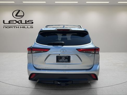 Used 2022 Toyota Highlander XLE FWD image 7