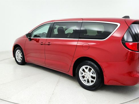 Used 2024 Chrysler Voyager LX image 2