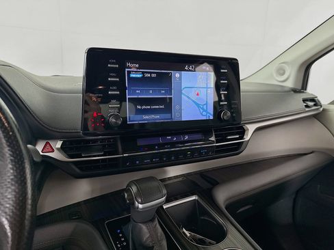 Certified 2021 Toyota Sienna Limited FWD image 16