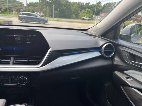 Used 2025 Chevrolet Trax LT FWD image 33