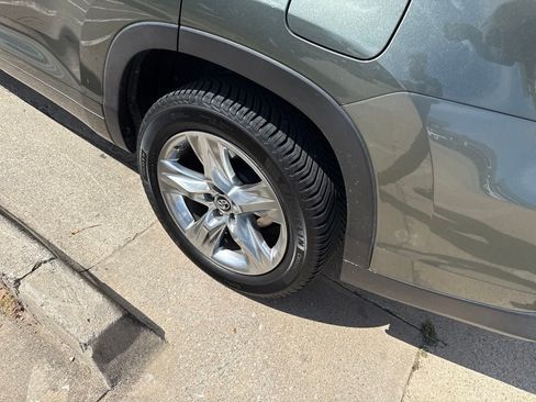 Used 2019 Toyota Highlander Limited FWD image 12