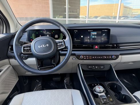 Used 2025 Kia Carnival EX image 16