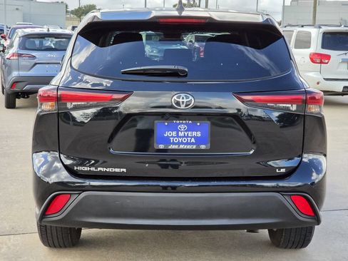 Used 2025 Toyota Highlander LE FWD image 8