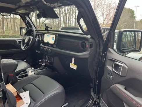 Used 2025 Jeep Wrangler Rubicon image 12
