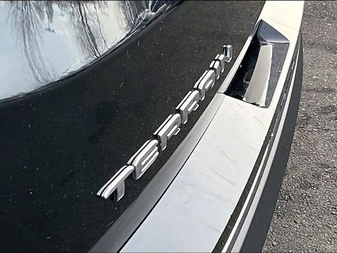 Used 2024 GMC Terrain SLT image 22