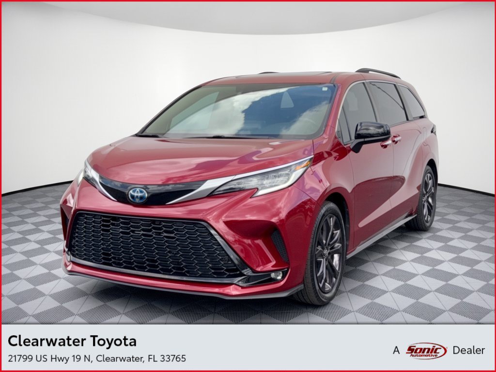Used 2024 Toyota Sienna XSE FWD image 1