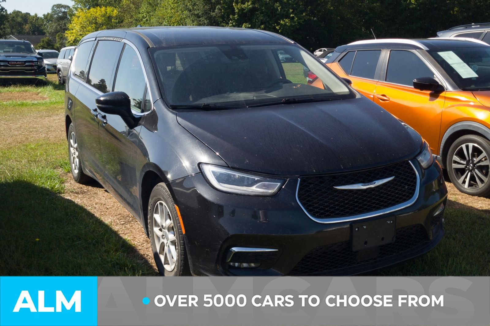 Used 2023 Chrysler Pacifica Touring-L FWD image 2