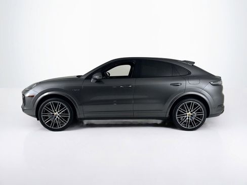 Certified 2022 Porsche Cayenne Turbo S image 2