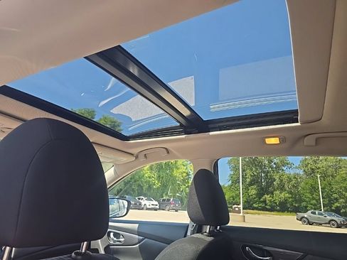Used 2019 Nissan Rogue SV AWD/4WD image 9