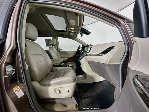 Used 2018 Toyota Sienna XLE FWD image 34