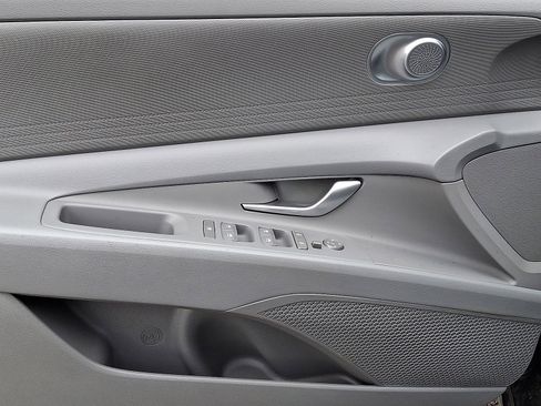 Used 2025 Hyundai Elantra Hybrid FWD image 16