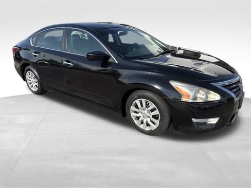 Used 2014 Nissan Altima 2.5 S w/ Display Audio Package FWD image 2